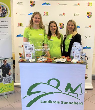 Die Ausbildungsleiterinnen Josefine Weidenhammer (l., Ausbildungsleiterin für die Ausbildung der Beamten), Doreen Kin (M., Ausbildungsleiterin für die Ausbildung der Verwaltungsfachangestellten) und Carolin Engelbrecht (r., Ausbildungsleiterin für den Bachelor-Studiengang Soziale Arbeit) informierten zur RAM über die aktuellen Ausbildungs- und Studienplätze des Landkreises Sonneberg.