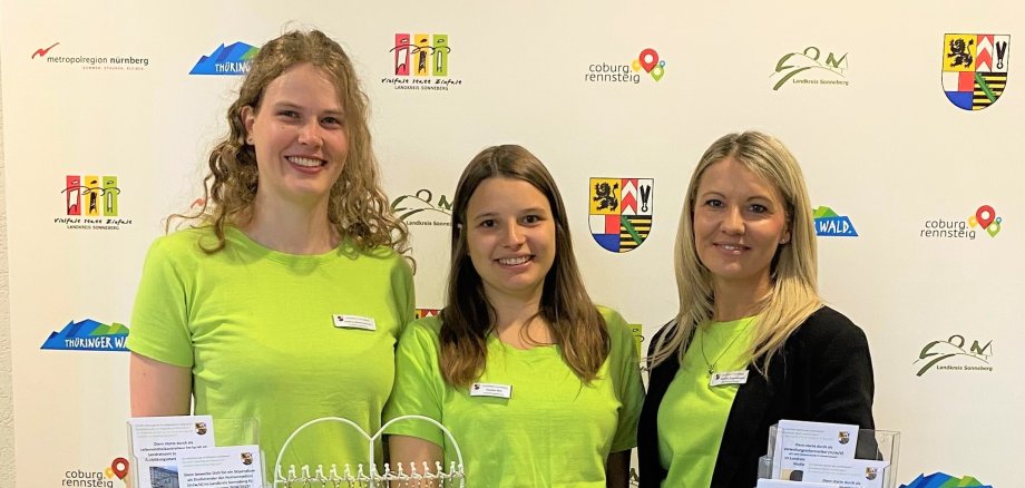 Die Ausbildungsleiterinnen Josefine Weidenhammer (l., Ausbildungsleiterin für die Ausbildung der Beamten), Doreen Kin (M., Ausbildungsleiterin für die Ausbildung der Verwaltungsfachangestellten) und Carolin Engelbrecht (r., Ausbildungsleiterin für den Bachelor-Studiengang Soziale Arbeit) informierten zur RAM über die aktuellen Ausbildungs- und Studienplätze des Landkreises Sonneberg.