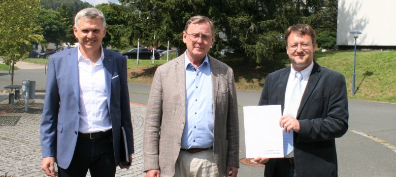 Landrat Robert Sesselmann (r.) übergibt Ministerpräsident Bodo Ramelow (M.) im Beisein des Sonneberger Bürgermeisters Dr. Heiko Voigt (l.) die Zuarbeit des Kreises zur erbetenen Landeshilfe für die Kreiskrankenhäuser