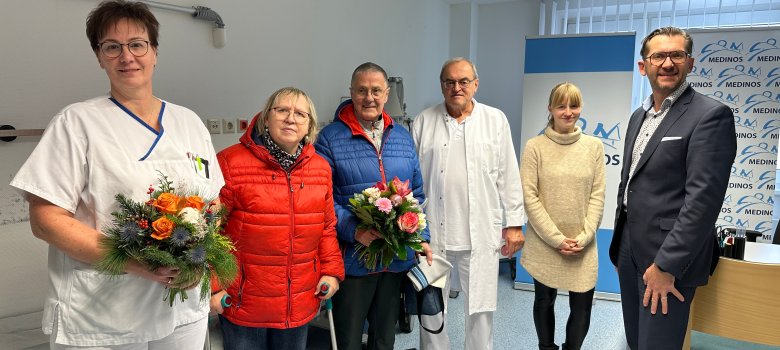 Als eine der ersten Patientinnen im erweiterten MVZ Neuhaus konnte die Neuhäuser Bürgerin Gudrun Becher (2.v.l.) begrüßt werden. Sie und ihr Mann (3.v.l.) wurden durch Dr. Gabriele Heublein (l.) und Dr. med. Klaus Müller (3.v.r.) sowie durch Geschäftsführer Rene Klinger (r.) und Franziska Bechmann (2.v.r.) von Seiten der MEDINOS Kliniken herzlich in Empfang genommen.