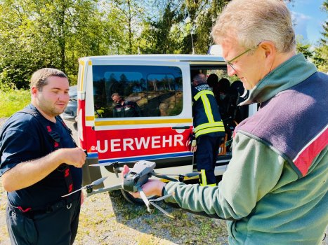 Forstamtsleiter Peter Hamers lässt sich die Drohne zeigen