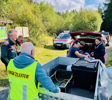 Einsatzleiter Jürgen Köpper lässt sich die Drohne zeigen