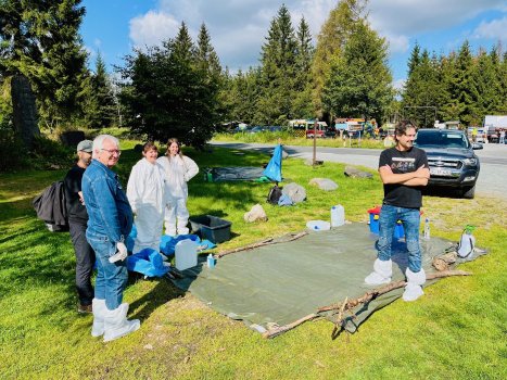 Einsatzkräfte am Kadaverlagerplatz