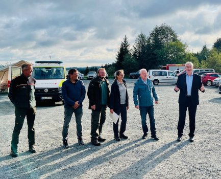 Begrüßung aller Mitwirkenden durch (v.r.n.l.): Landrat Marko Wolfram (Landkreis Saalfeld-Rudolstadt), den Hauptamtlichen Beigeordneten Jürgen Köpper (Landkreis Sonneberg), die Leiter der Veterinärämter, Dr. Bianca Milas und Dr. Jan Scheinert, Bürgermeister Uwe Scheler (Neuhaus am Rennweg) und den Leiter des Forstamtes Neuhaus am Rennweg, Peter Hamers