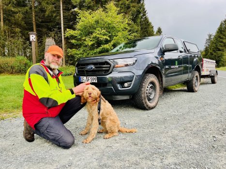 Hundeführer mit Kadaversuchhund