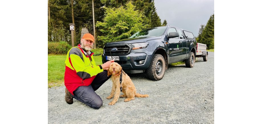 Hundeführer mit Kadaversuchhund