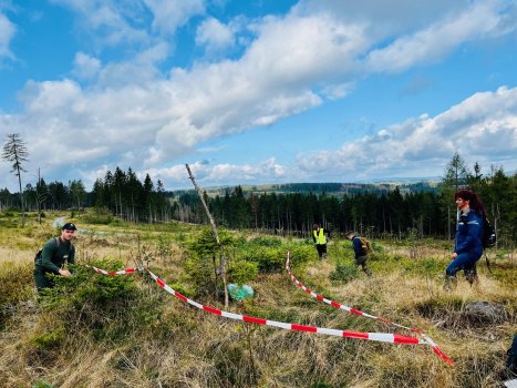 Ein Suchtrupp kennzeichnet die Kadaverfundstelle zur Bergung