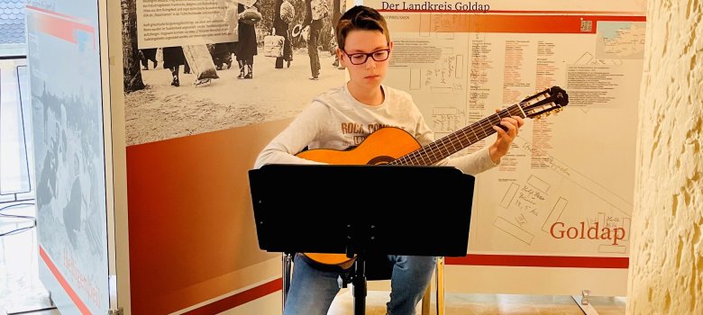 Musikalische Umrahmung der Ausstellungseröffnung durch Felix Vorndran von der Kreismusikschule