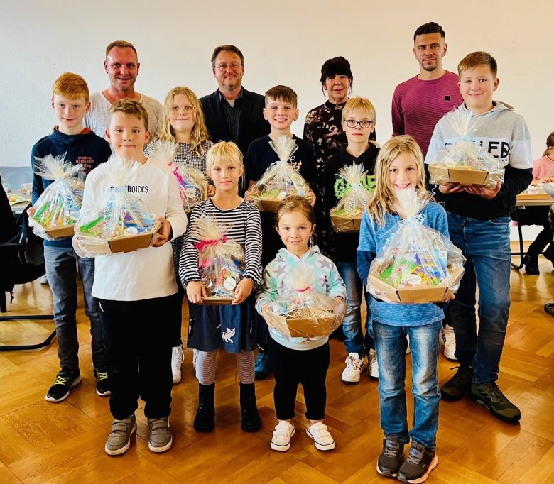 Die Gewinner des Rätsels im diesjährigen Abfuhrterminheft mit dem Team vom Amt für Abfallwirtschaft und Landrat Robert Sesselmann. Urlaubsbedingt fehlten Gewinnerin Merle Schönheit und der Leiter des Abfallamtes, Jürgen Graf.