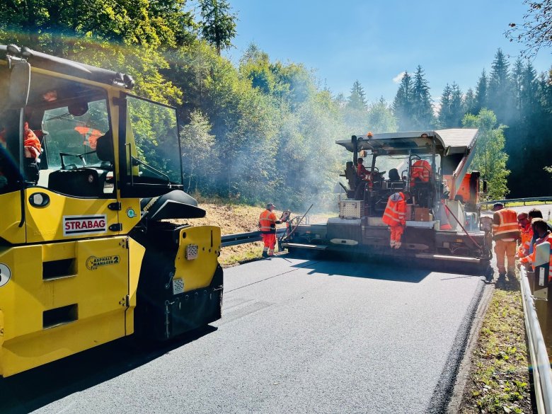 Aufbringen der neuen Asphaltdeckschicht