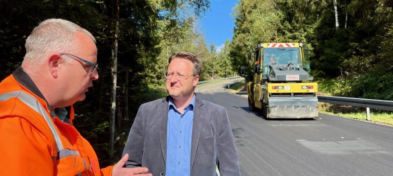 Bauingenieur Uwe Buhmann im Gespräch mit Landrat Robert Sesselmann