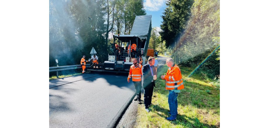 Bauingenieur Uwe Buhmann im Gespräch mit Landrat Robert Sesselmann