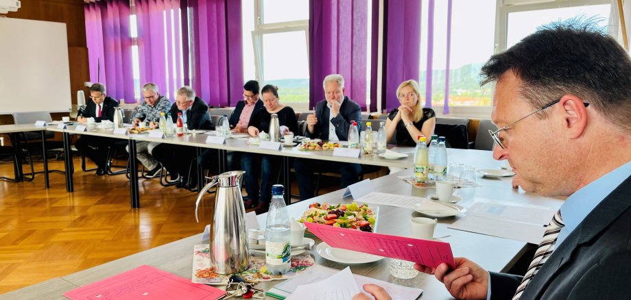 Landrat Robert Sesselmann konnte zum parlamentarischen Frühstück sieben Landtagsabgeordnete begrüßen.