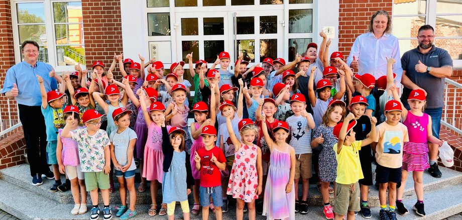 Gruppenfoto mit den Schulanfängern der Grundschule Oberlind