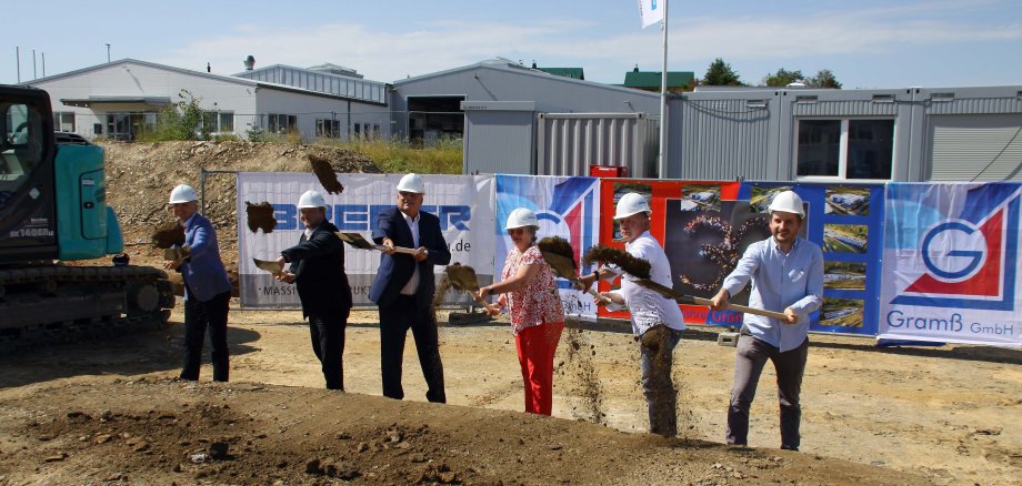 Beim Spatenstich: Bürgermeister Heiko Voigt, Landrat Robert Sesselmann, Peter Gramß, Kerstin Gramß, Steffen Spredemann (Bremer-Bau), Fabian Hindriks (Architekturbüro Drees & Sommer)