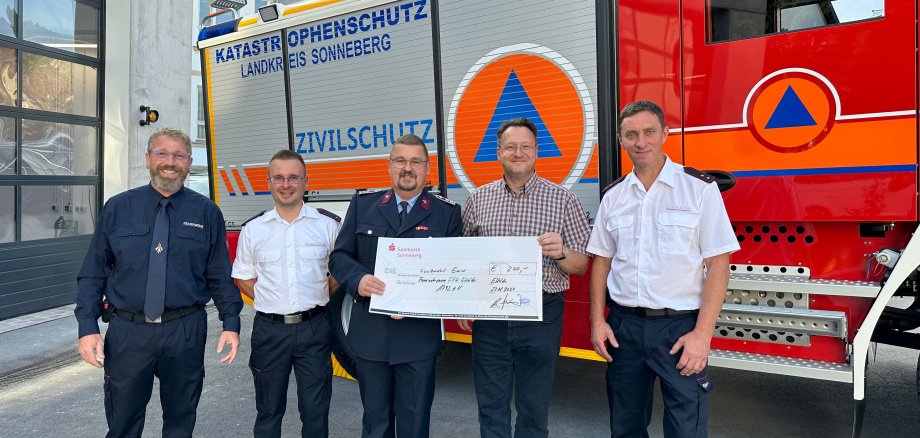 Personen von links nach rechts: Jens Dietzel (Gerätewart), Martin Langbein (stellvertretender Vorsitzender Feuerwehrverein Effelder), Lutz Langbein (Vorsitzender Feuerwehrverein Effelder), Landrat Robert Sesselmann, Ronny Leuthäußer (Wehrführer der Freiwilligen Feuerwehr Frankenblick-Süd)