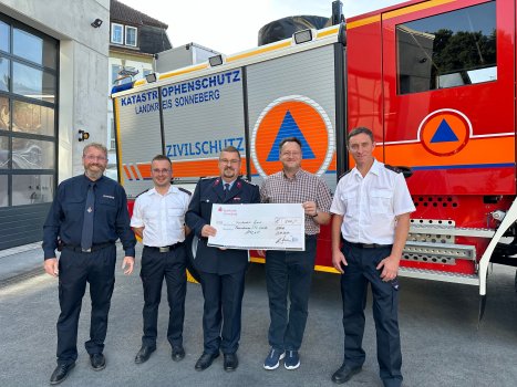 Personen von links nach rechts: Jens Dietzel (Gerätewart), Martin Langbein (stellvertretender Vorsitzender Feuerwehrverein Effelder), Lutz Langbein (Vorsitzender Feuerwehrverein Effelder), Landrat Robert Sesselmann, Ronny Leuthäußer (Wehrführer der Freiwilligen Feuerwehr Frankenblick-Süd)