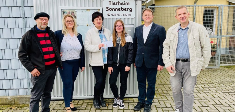 Spendenübergabe an das Sonneberger Tierheim, Personen v.l.n.r.: Dieter Silen, Janine Bauersachs, Katja Höfler und Anna Kühnlenz (beide Tierheim Sonneberg), Landrat Robert Sesselmann, Torsten Licht 