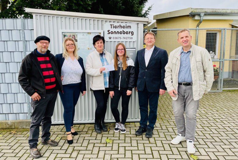 Spendenübergabe an das Sonneberger Tierheim, Personen v.l.n.r.: Dieter Silen, Janine Bauersachs, Katja Höfler und Anna Kühnlenz (beide Tierheim Sonneberg), Landrat Robert Sesselmann, Torsten Licht 