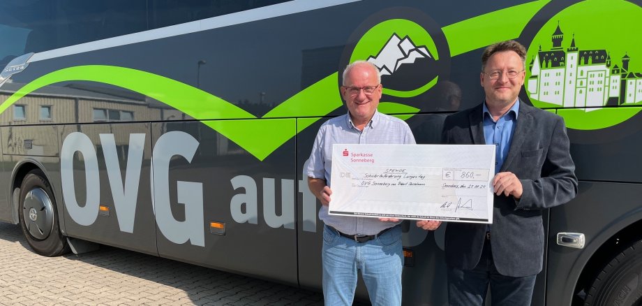 OVG-Geschäftsführer Klaus Dieter Schneider (l.) mit Landrat Robert Sesselmann bei der Übergabe des symbolischen Spendenchecks