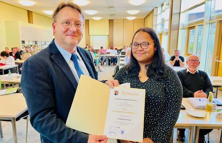 Ausländerbeauftragte Hanitriniony Rasolonjatovo (r.) mit Landrat Robert Sesselmann